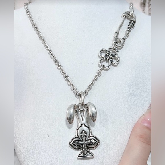 Elegant Silver Clover Bunny Ear Pendant Necklace - Picture 1 of 1